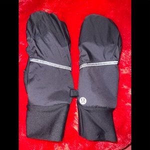 Lululemon gloves with a hood to cover fingers .